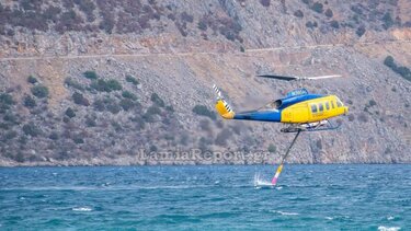 Φωκίδα: Πρόλαβαν με τα ελικόπτερα την πυρκαγιά σε δασική έκταση από κεραυνό