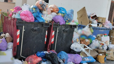 σκουπίδια Τρεις Βαγιές