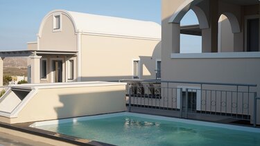 Ενισχύει την θέση της στην Σαντορίνη η CHC Group με ένα ακόμα ξενοδοχείο Το The Noverian Bios Caldera, Sunset Suites 