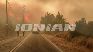 Ζάκυνθος: Μάχη σε 3 μέτωπα για τη μεγάλη φωτιά - Κάηκαν σπίτια