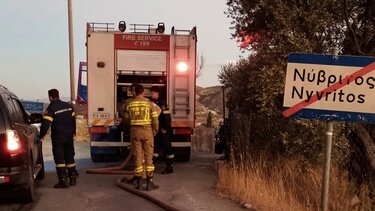 Φωτιά στη Νύβριτο: Μάχη με τις διάσπαρτες εστίες και τον δυνατό αέρα