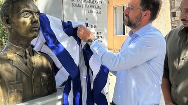 Συγκίνηση στα αποκαλυπτήρια της προτομής του ήρωα αεροπόρου Ανδρέα Απλαδά στον Καμαριώτη