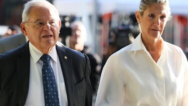 Μπομπ Μενέντεζ, Ναντίν Μενέντεζ