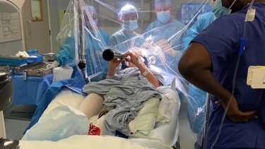 γυναίκα παίζει κλαρινέτο ενώ βρίσκεται στο χειρουργείο