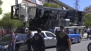 Γερανός: Ανεξέλεγκτος γερανός έπεσε σε αυτοκίνητα σκορπίζοντας τον πανικό!