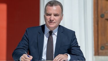 Οι συλλήψεις για τον ΟΠΕΚΕΠΕ, η "δημόσια διαπόμπευση" και η παρέμβαση Λογοθέτη