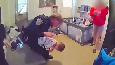 Αστυνομικοί έσωσαν βρέφος από βέβαιο πνιγμό 