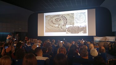 Μνημείο Παπούρας, Παρουσίαση