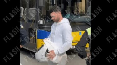 Η Τροχαία κόβει πρόστιμα και χαρίζει κράνη έξω από την Παλιά Βουλή - «Θύμα» και ο Στάθης Σχίζας