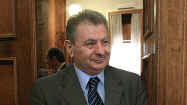 Δίκη Σήφη Βαλυράκη: «Τα τραύματα ήταν όλα θανατηφόρα, σφαγιασμός», λέει η σύζυγός του