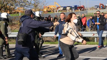 Τρεις συλλήψεις αγροτών στα επεισόδια με τραυματίες και δακρυγόνα στη Θεσσαλία
