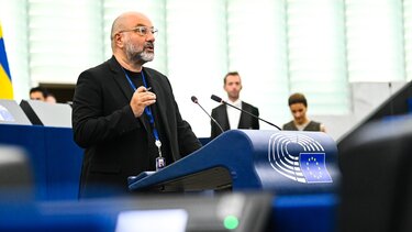 Σάκης Αρναούτογλου 