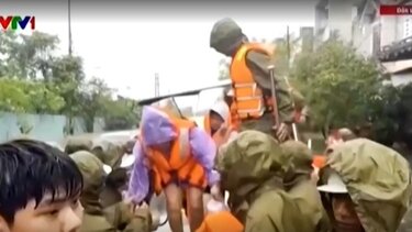 Βιετνάμ: Βιβλικές καταστροφές λόγω καταρρακτωδών βροχοπτώσεων – Τουλάχιστον 55 νεκροί