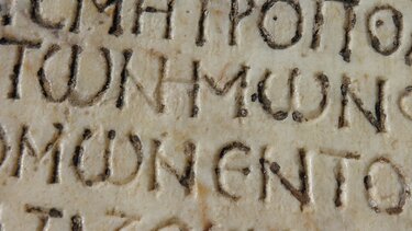 Ελληνική Γλώσσα, Επιγραφή