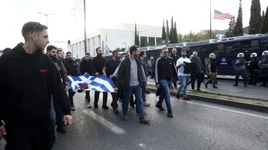 Πολυτεχνείο: Η στιγμή που η αιματοβαμμένη σημαία φτάνει στην Αμερικανική Πρεσβεία και «φυγαδεύεται»