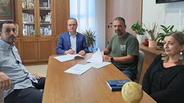 Τη σύμβαση για την αποκατάσταση ζημιών στο δρόμο προς το αλιευτικό καταφύγιο Σκαλέτας, υπέγραψε ο Δήμαρχος Ρεθύμνου.