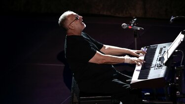 Θάνος Μικρούτσικος