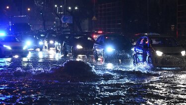 Κακοκαιρία Byron: Χάος στην Αττική - Πλημμυρισμένοι δρόμοι και black out στο κέντρο της Αθήνας
