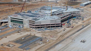 Αεροδρόμιο Καστελίου, Κατασκευή