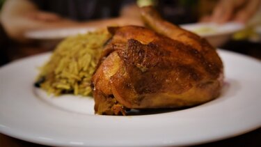 Πλένετε κι εσείς το κοτόπουλο πριν το μαγείρεμα; Μην το ξανακάνετε