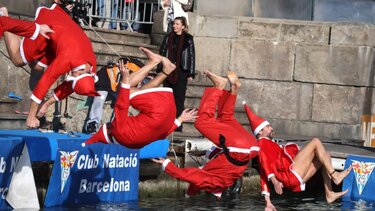 Χριστουγεννιάτικες βουτιές στο λιμάνι της Βαρκελώνης – Το «Copa Nadal» ένωσε παράδοση και εορταστικό πνεύμα για ακόμα μια χρονιά