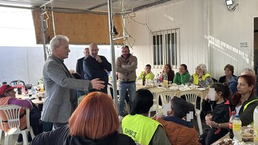 Παραμονή Χριστουγέννων μαζί με τους εργαζομένους στο οδοκαθαρισμό ο Δήμαρχος Ηρακλείου Αλέξης Καλοκαιρινός