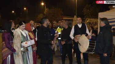 Αγρότες: Κάλαντα πριν από την αναδιάταξη των τρακτέρ – Ενεργά τα μπλόκα σε Κάστρο και Θήβα