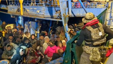 Πώς φεύγουν οι βάρκες για την Κρήτη από το «στρατόπεδο συγκέντρωσης» των δουλεμπόρων στο Τομπρούκ της Λιβύης – Βίντεο