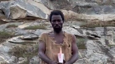 Οργή για τον ψευδοπροφήτη Έμπο Νώε που προέβλεπε καταστροφή του κόσμου τα Χριστούγεννα – Πιστοί έκαψαν κιβωτό του