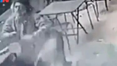 Σκηνές τρόμου σε μπαρ της Αργεντινής: Γυάλινο πάνελ κατέρρευσε και τραυμάτισε θαμώνα