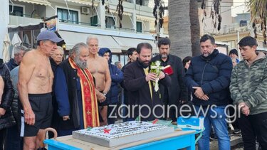 Απτόητοι οι χειμερινοί κολυμβητές στη Νέα Χώρα - Βούτηξαν στη θάλασσα και έκοψαν την πίτα τους