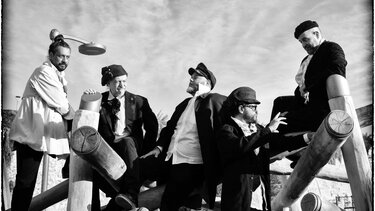 Μεσοπέλαγα, Θεατρική Παράσταση