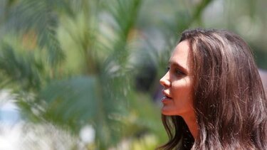 Αποκαλυπτική φωτογράφιση της Αντζελίνας Τζολί 12 χρόνια μετά τη μαστεκτομή