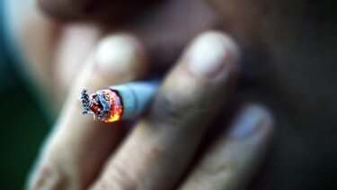 Πρόστιμο 3000 ευρώ και αφαίρεση διπλώματος σε οδηγό σχολικής εκδρομής, γιατί κάπνιζε