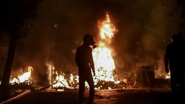 Επεισόδια τη νύχτα στα Εξάρχεια με κουκουλοφόρους: Τραυματίστηκε αστυνομικός