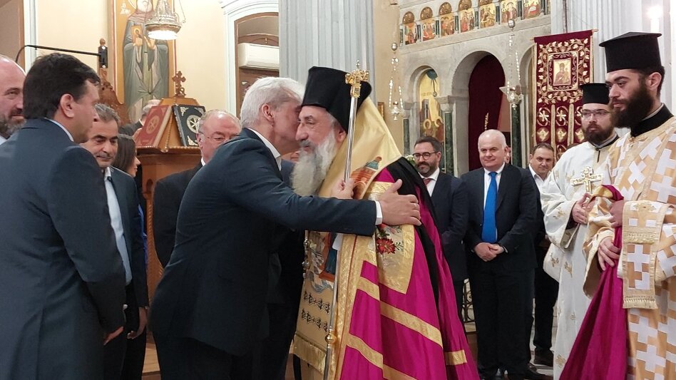 Με φιλιά και αγκαλιές Δήμαρχος και Αρχιεπίσκοπος! (video)