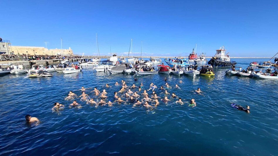 Θεοφάνια: Με ήλιο ο αγιασμός των υδάτων στο Ηράκλειο - Φωτογραφίες