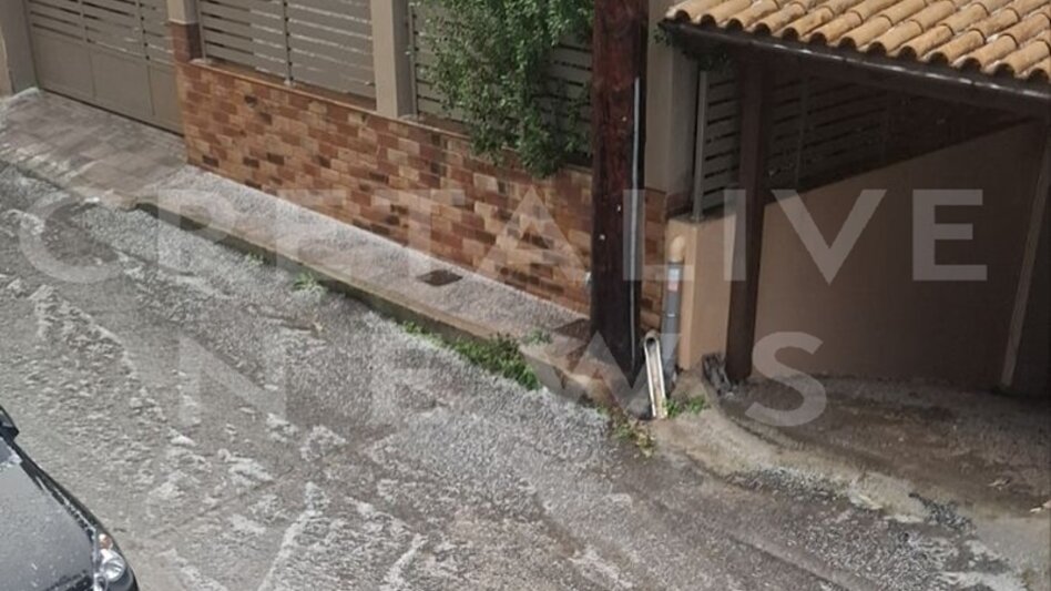 Ηράκλειο: "Άσπρισαν" από το χαλάζι οι δρόμοι μέσα σε λίγα λεπτά