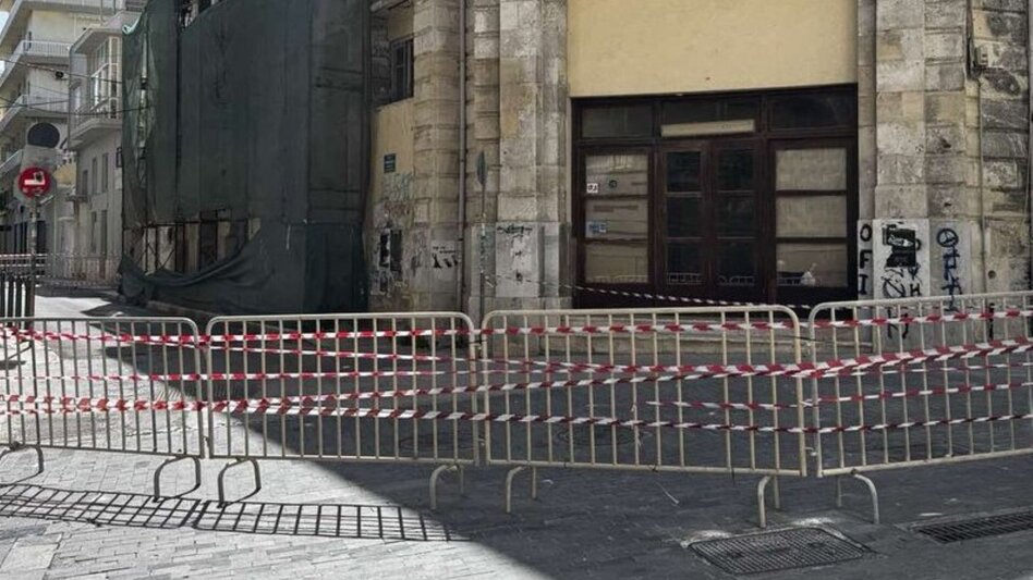 Ηράκλειο: Πτώση τμήματος της στέγης στο μέγαρο Κοθρή – Αποκλείστηκε η οδός Επιμενίδου