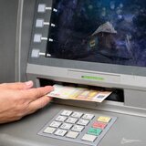 Στην εντατική ηλικιωμένη μετά από καυγά με 18χρονο για τη σειρά στο ΑΤΜ 