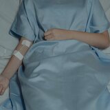 Έστειλε στη ΜΕΘ τη σύντροφό του 