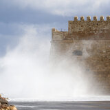 Οι ισχυροί νοτιάδες "ραπίζουν" την Κρήτη! - Ακυρώσεις πτήσεων, πτώση στύλου