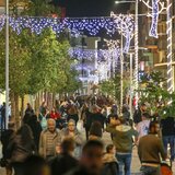 Σε εορταστικό κλίμα η αγορά - Πώς θα λειτουργήσουν τα μαγαζιά