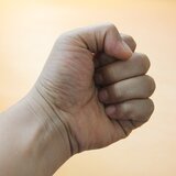 Ζευγάρι συνελήφθη για την επίθεση στο στέλεχος της Περιφέρειας