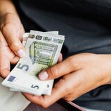 Μαθητής πήγε στο σχολείο με 15.000€ και τα μοίρασε σε συμμαθητές του