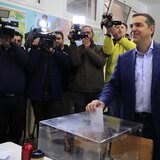 Εκλογές στον ΣΥΡΙΖΑ: Η ψήφος του Αλέξη Τσίπρα και το μπουκάλι με το τσίπουρο