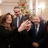 Με χαμόγελα και δώρα στο Μαξίμου βουλευτές της ΝΔ - Η συνάντηση με Μητσοτάκη