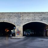 Καινούργια Πόρτα: Καμία μέριμνα αποκατάστασης σχεδόν 2 χρόνια μετά την κατάρρευση τμήματος της λίθινης επένδυσης