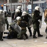 Δεν έχω οξυγόνο: Σοβαρά επεισόδια στο Σύνταγμα μετά τη συγκέντρωση διαμαρτυρίας