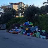 Ξεχειλίζουν οι κάδοι από τα σκουπίδια στις Βασιλειές